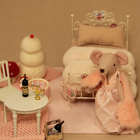 Délicat Ensemble de Jeu Miniature Chambre 1:12 avec Poupée Souris en Peluche, Lit, Couette, Table, Chaise – Décoration Maison Confortable Cadeau pour Enfants et Adultes