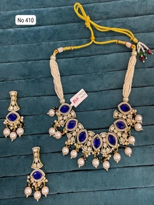 Conjunto de collar choker tradicional azul Kundan para mujer con aretes a juego y Maang Tikka, ideal para bodas, fiestas y ocasiones étnicas. - Product Image 1