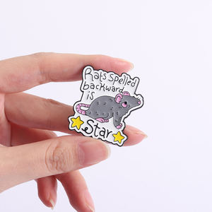 Spilla a Forma di Topo con Scritta '<span class=keywords><strong>Word</strong></span> Play Mouse Pin Rats' Invertita, Design Divertente con Orecchie Rosa e Roditore Grigio per Accessori di Humor Linguistico - Product Image 4