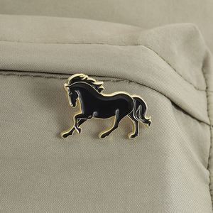 Broche en émail Cheval au galop de dessin animé mignon, noir et blanc, motif animal dynamique, en métal, badge de revers, bijou de mode, cadeau pour amis - Product Image 3