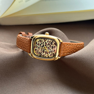 Montre à quartz élégante pour femme avec cadran léopard, boîtier doré, bracelet en cuir, design rectangulaire analogique avec chiffres romains, design tendance - Product Image 6