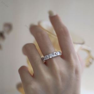 Anillo de Compromiso y Aniversario Dylam Trendy Personalizable de Alta Calidad, con Circonitas Cúbicas Radiantes 5A, en Plata de Ley S925 - Product Image 6