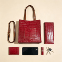 Sac à main classique pour femme en cuir croco bordeaux avec bandoulière marron et poche avant