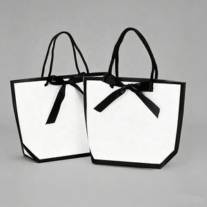 Sacs cadeaux trapézoïdaux élégants noirs et blancs en papier d'art de luxe avec nœud en satin pour boutiques, mariages, cosmétiques et vêtements - En stock et prêts à l'emploi - Product Image 5