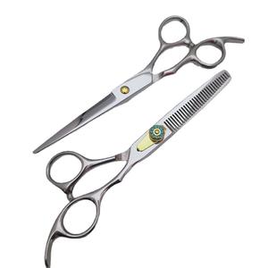 กรรไกรตัดผมมืออาชีพแบบปรับแต่งได้ ผลิตจากเหล็กกล้าไร้สนิม 6CR13 สำหรับคนถนัดขวา เหมาะสำหรับใช้ในร้านเสริมสวย - Product Image 1