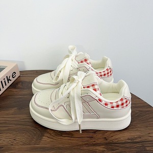 Zapatillas de estilo nuevo para niños - Zapatillas blancas de suela gruesa, modernas, versátiles y de nicho, para uso casual y deportivo. - Product Image 4