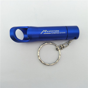 Mini llavero de luz LED multifunción con logotipo grabado con láser Abrebotellas de aluminio y linterna LED Pequeño regalo - Product Image 6