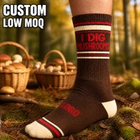 Chaussettes de sport personnalisées à motif champignon drôle marron avec slogan, texte rouge, talon et bout crème, et LOGO sur le dessus du pied