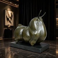 Statue de taureau en bronze moderne sur mesure sur socle en marbre - Finition vert-brun, entièrement adaptée aux spécifications, sculpture en bronze