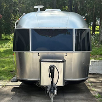 Caravane mobile entièrement équipée, style rétro, en aluminium argenté, pour la location en resort.