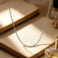 Collier en acier titane avec perles ovales d'olive de qualité supérieure pour femme – Chaîne simple et polyvalente à superposer, ras-du-cou, collier de clavicule