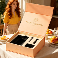 Boîte cadeau magnétique de luxe en carton souple couleur pêche, avec logo soleil en relief et plateau en mousse antichoc pour emballage cadeau petit-déjeuner gastronomique