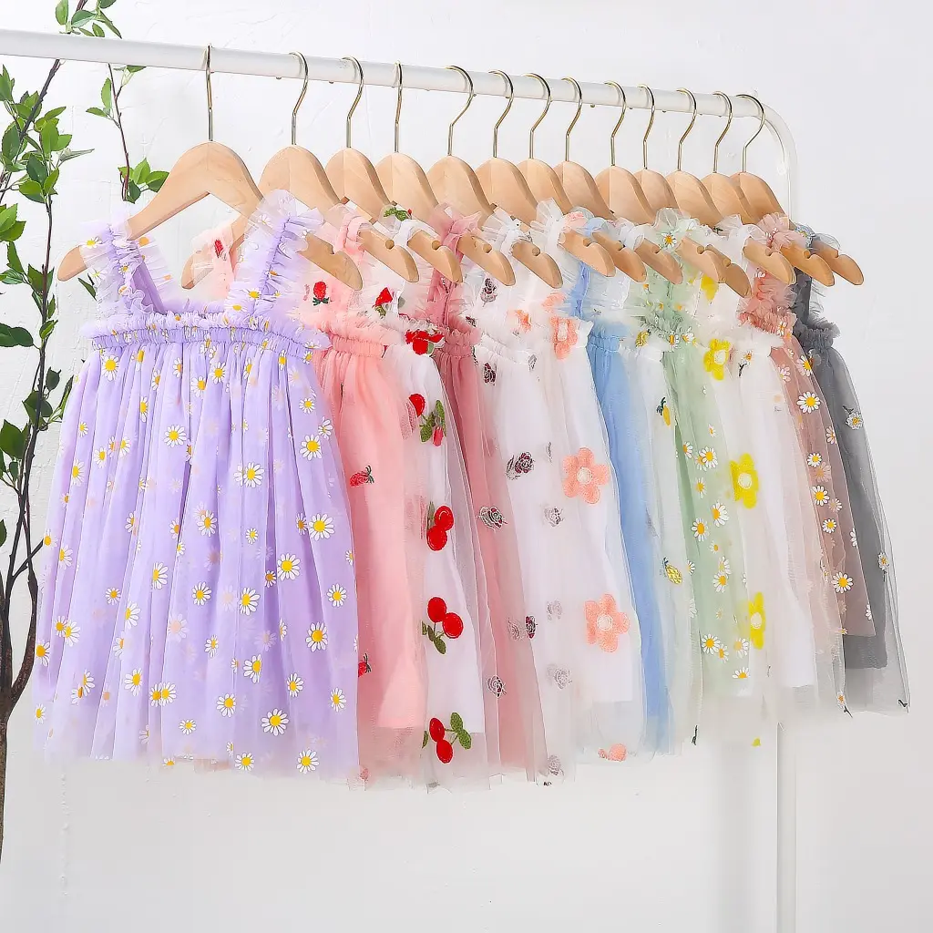 فستان جميل للأطفال والرضع من البنات مصنوع من القماش الشبكي ذو تصميم الأميرات المطرز بالفاكهة والزهور بدون أكمام موديل 2024