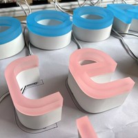 Enseignes lumineuses LED personnalisables 2025 en métal acrylique rose à texture lisse pour aires de jeux pour enfants et jardins d'enfants