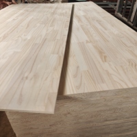 Planche en pin radiata massif à jointures à languettes, directement de l'usine