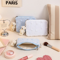 Sac de maquillage texturé en dentelle avec pendentif ours, pochette de voyage portable, trousse de toilette à fermeture éclair, organiseur de maquillage