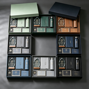 Coffret cadeau de luxe pour le 10e anniversaire avec carnet en cuir, trophée en cristal et bouteille personnalisée pour célébration d'entreprise - Product Image 3