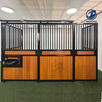 Système d'écurie moderne de luxe pour chevaux, en acier galvanisé européen, avec panneaux en bambou/WPC durables, pour extérieur, de qualité supérieure et modulaire.