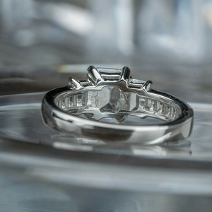 Anello con cristalli taglio rotondo per donna, elegante accessorio di moda per tutti i giorni e per feste - Product Image 4