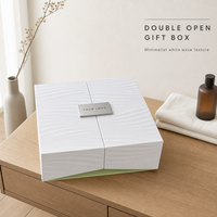 Boîte cadeau personnalisée à double ouverture avec texture ondulée et plaque nominative en métal