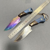 Couteau de chasse à manche en bois martelé de qualité supérieure couteau à lame fixe placage en titane arc-en-ciel couteau de survie de camping EDC avec gaine