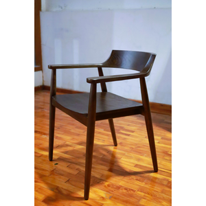 Elaborada con madera Sungkai de alta calidad, la silla de comedor Aksa presenta un acabado marrón cálido, que combina durabilidad y elegancia. - Product Image 2