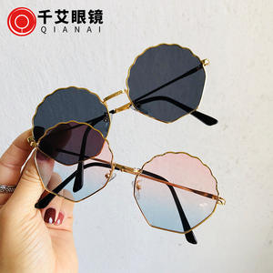 Lunettes de soleil irrégulières Qianai pour femmes, monture dorée, verres Ocean Powder, protection UV400, style urbain tendance - Product Image 1