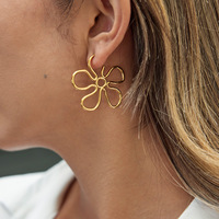 Boucles d'oreilles pendantes en forme de fleur en fil ouvert en acier inoxydable plaqué or 18 carats, boucles d'oreilles minimalistes à motif floral creux pour femmes