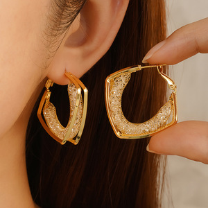 ต่างหูแฟชั่น<span class=keywords><strong>ส</strong></span>ไตล์ยุโรปและอเมริกา ดีไซน์โลหะโปร่ง <span class=keywords><strong>ส</strong></span>ำหรับผู้หญิง ให้ความรู้<span class=keywords><strong>ส</strong></span>ึกหรูหรา ใช้งานได้หลากหลาย โดดเด่น <span class=keywords><strong>ส</strong></span>ะดุดตา หรูหราเบาๆ - Product Image 1