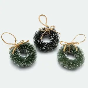 Vente en gros de mini décorations artificielles de haute qualité suspendues couronnes de Noël pour la décoration de la maison