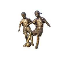 Usine directe extérieur en fibre de verre Sport thème Art déco fait à la main Football garçon Sculpture Statue élégant jardin parc décoration