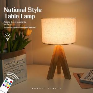 Lámpara de Mesa Trípode de Madera Natural Nórdica con Pantalla de <span class=keywords><strong>Lino</strong></span>, Lámpara de Noche Minimalista de Madera con Pantalla de Tela de <span class=keywords><strong>Lino</strong></span> - Product Image 3