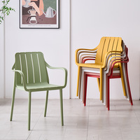 Chaise de salle à manger moderne en plastique à lattes, anti-collision, peu encombrante et écologique, avec accoudoirs, pour hôtel, restaurant, salon