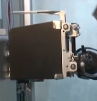 Pince robot articulée avec une longueur de bras de 1850mm, une capacité de 20kg, une précision de 0.05mm pour la manipulation de sacs en carton automobile.