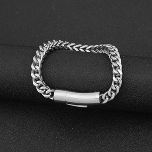 Pulsera de Cadena Gruesa con Diseño Geométrico de Nicho Popular 2026, Pulseras Unisex Vintage de Acero de Titanio Personalizadas, Joyería de Moda - Product Image 4