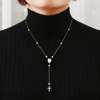 Délicat collier religieux catholique chrétien pour femme, avec chapelet de la Vierge Marie, plaqué or 18 carats, perles d'eau douce et acier inoxydable