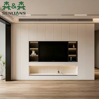 Meuble TV mural moderne crème sur mesure avec niche d'exposition ouverte et panneau étagé pour appartement