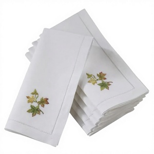 Serviettes de table carrées en lin brodées de fleurs modernes, faites à la main, réutilisables, durables et écologiques pour la maison et les fêtes - Product Image 2