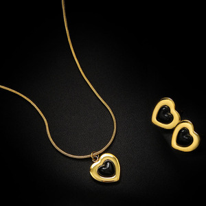 ODM Vintage Black <span class=keywords><strong>Love</strong></span> 18k Gold Plate collana in acciaio al titanio orecchini a forma di cuore Set di gioielli - Product Image 4