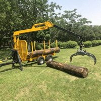 Remorque forestière robuste de 6 tonnes avec grue hydraulique et grappin rotatif à 360° pour le transport de bois, remorquée par un tracteur