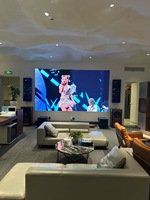 Sala privada de cine en casa inteligente de tamaño completo con colores vibrantes y sonido completo con pizarra electrónica interactiva