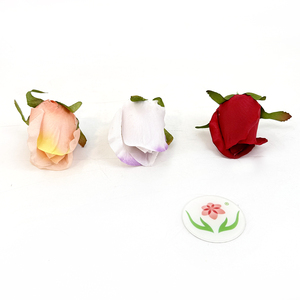 Fiori Artificiali di Rosa in Seta Morbida Fatti a Mano, Realistici Rossi e Bianchi da 5cm, per Matrimoni, Feste ed Eventi al Chiuso - Product Image 1