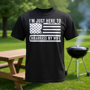 Estoy Sencillomente Aquí para Enorgulrecer a mi Esposa, Camiseta con Humor y Broma para Esposo - Product Image 3