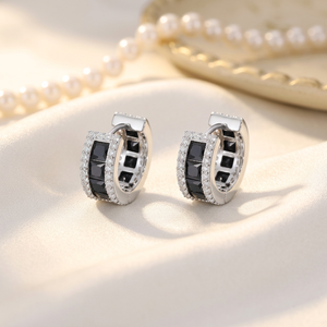 Clous d'oreilles solitaires en diamant de laboratoire taille princesse à trois griffes allongées et fluides, en or 9 carats, certifiés IGI, bijoux de luxe raffinés pour mariage - Product Image 1