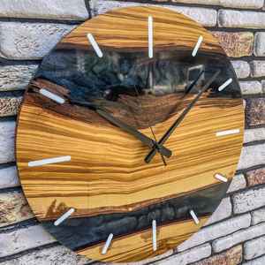 Reloj de Pared de Resina y Madera de Primera Calidad con Textura Suave y Combinación Rústica Moderna, Perfecto para Decoración del Hogar o la Oficina - Product Image 2