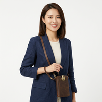 WRIZA Portefeuille en cuir marron avec bracelet de poignet, boucle sécurisée, finition texturée, durable, fin, élégant, accessoire pratique pour les voyages WRIZA
