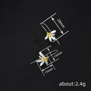 Orecchini Classici Bicolore a Forma di Giglio per Donne, Eleganti Gioielli Floreali per Fidanzamento e Uso Quotidiano - Product Image 4