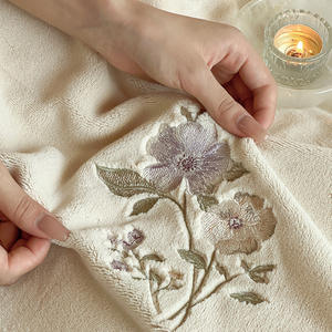 Parure de lit en polaire Duoximeimiankang 4 pièces, broderie florale style pastoral, anti-boulochage, housse de couette chaude pour l'hiver - Product Image 1