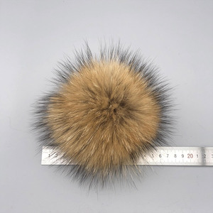 Venta al por mayor de pompones de piel auténtica de <span class=keywords><strong>mapache</strong></span> para gorro de punto de 11-15cm pompones de piel sintética con accesorios a presión - Product Image 2