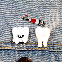 Dessin animé seringue rose pilule émail broches sourire dents broches organe médical insigne en métal alliage Durable épinglette mariages fêtes